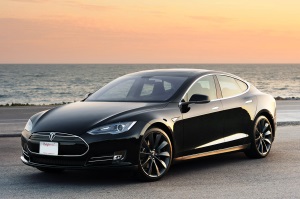 Может ли автопилот Tesla Model S действительно управлять сам? Разберемся